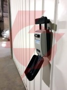 Skrytka na klucze z możliwością zawieszenia i szyfrem podświetlona master lock 5424eurd