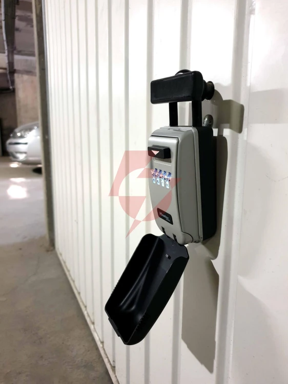 Skrytka na klucze z możliwością zawieszenia i szyfrem podświetlona master lock 5424eurd
