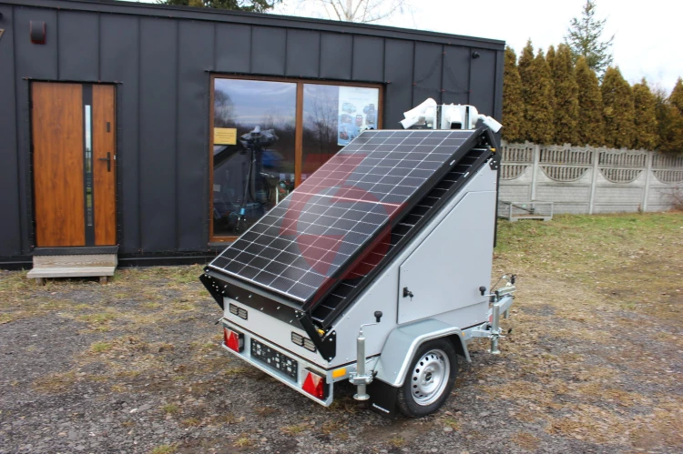 Przyczepa wieża do monitoringu pv3 z zabudową z zasilaniem solarnym